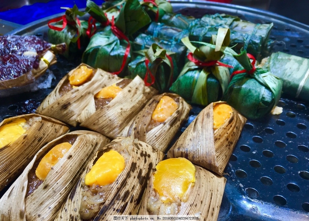 德信娱乐汉马赛道旁的美食能量站为跑者“加油”