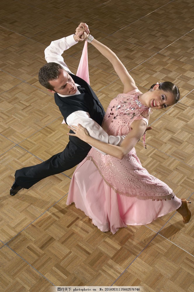 练习舞蹈的外国男女图片