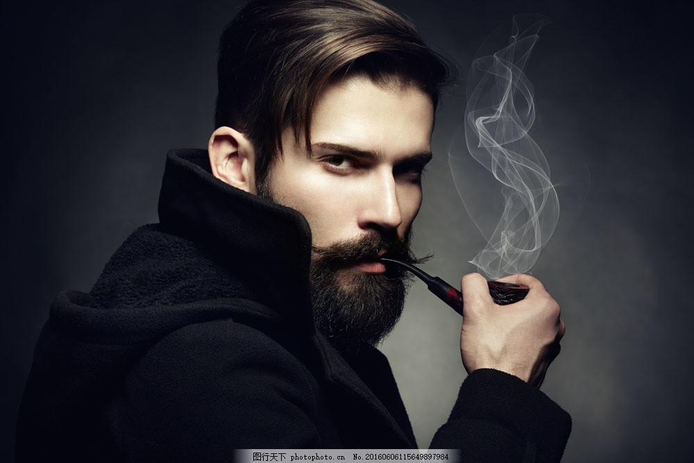 抽烟斗的男士图片