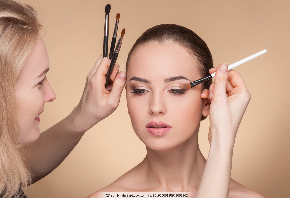 化妆的美女图片