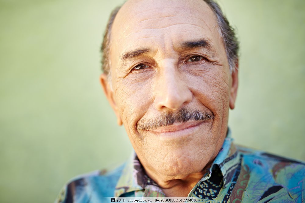 微笑的老头图片