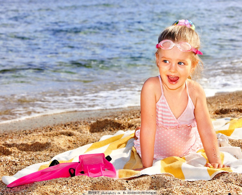 沙滩上的小女孩图片