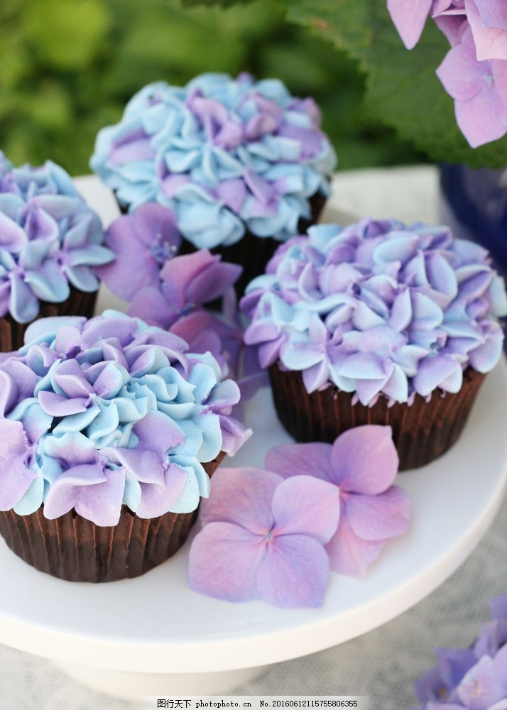 紫色花朵与蛋糕图片