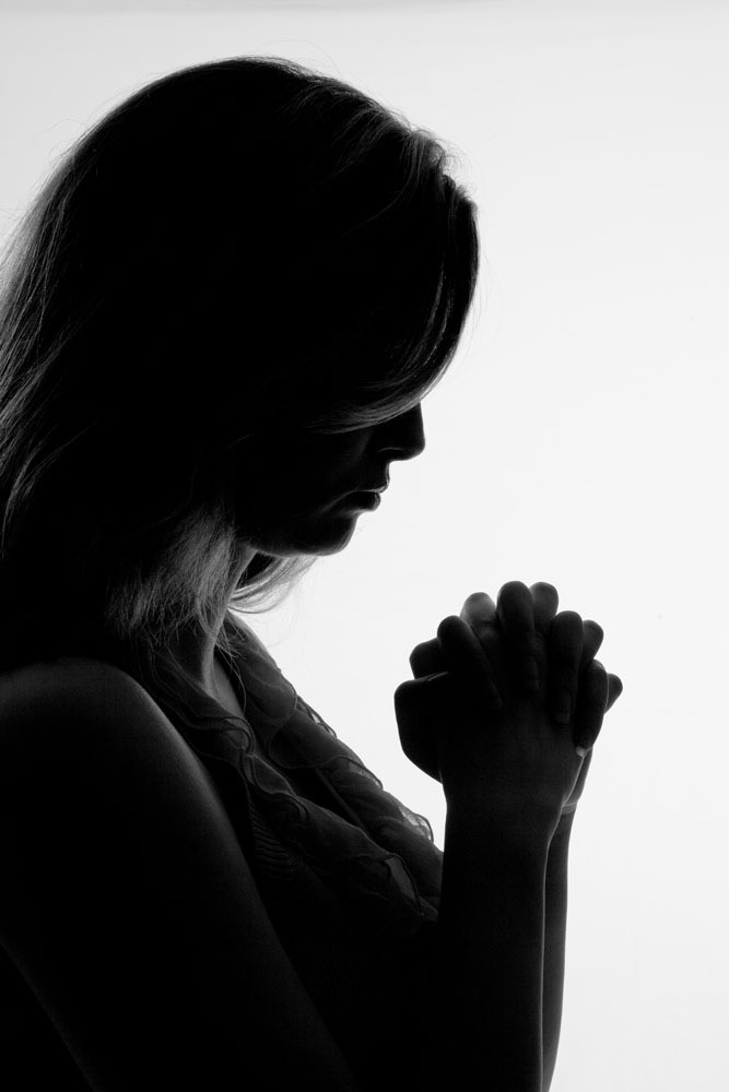 虔诚祈祷的女人图片