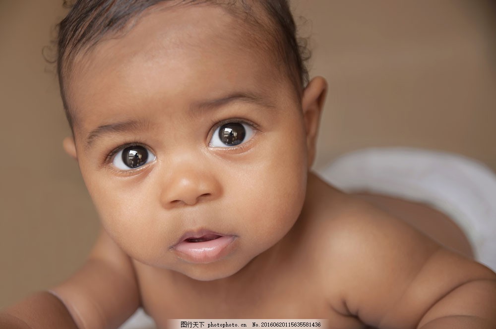 大眼睛的非洲婴儿图片