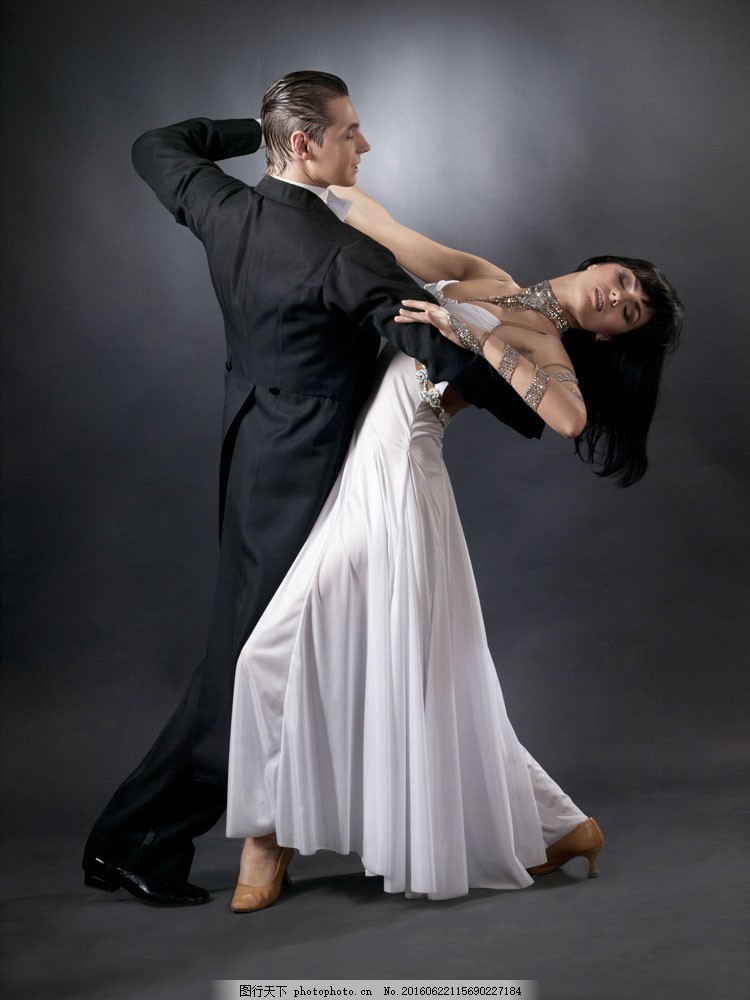 跳交际舞的男女图片