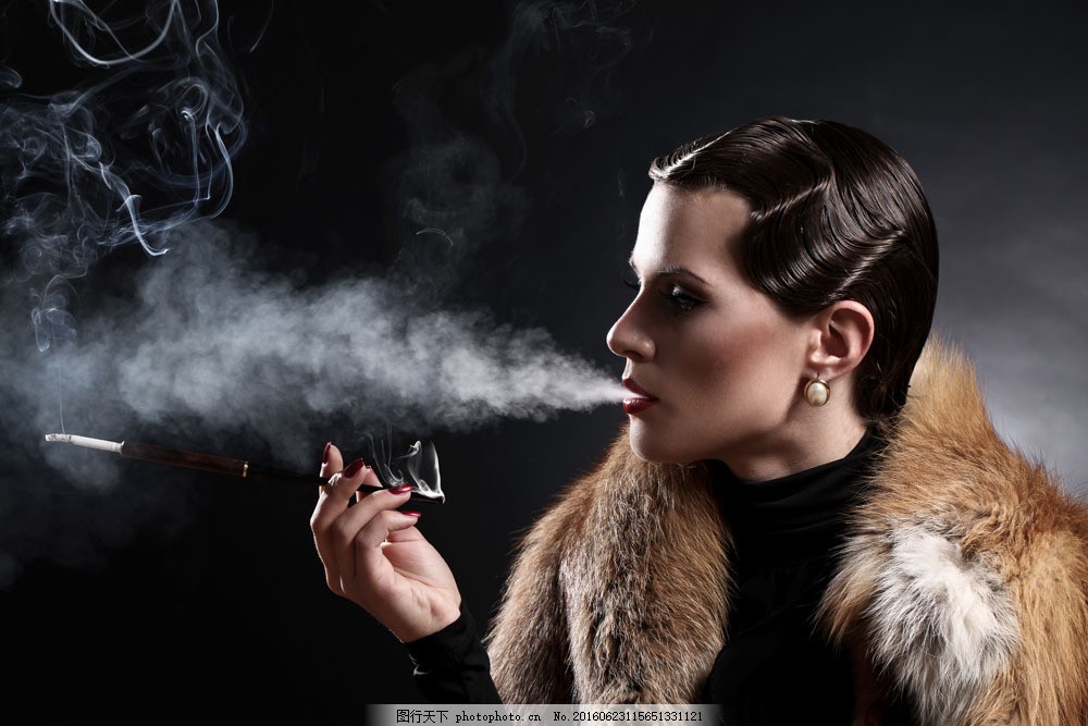 抽烟的女人图片