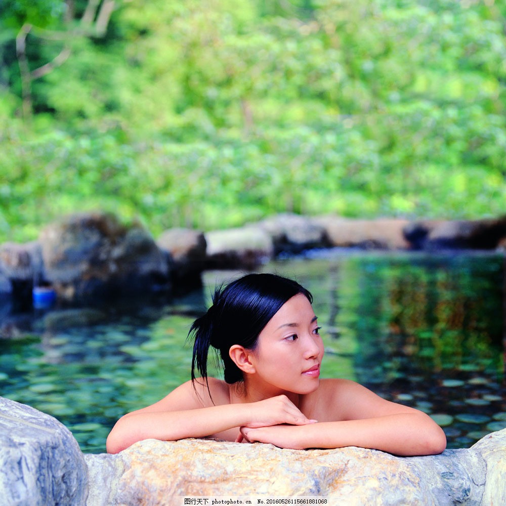 正在泡温泉的女人图片 人物 高清素材 图行天下素材网