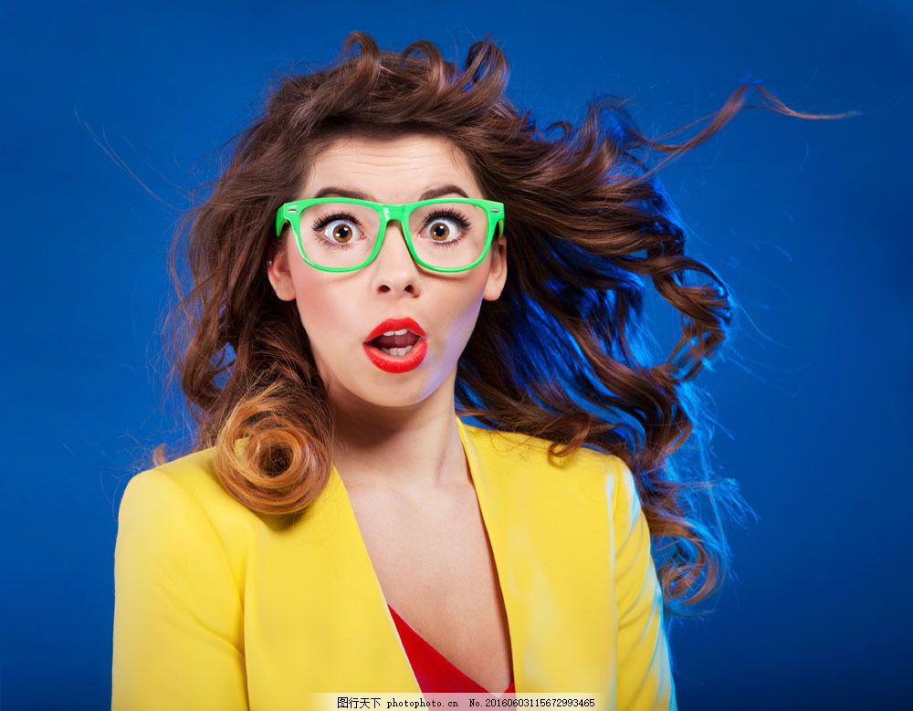 戴着绿色眼镜惊讶的女人图片 人物 高清素材 图行天下素材网