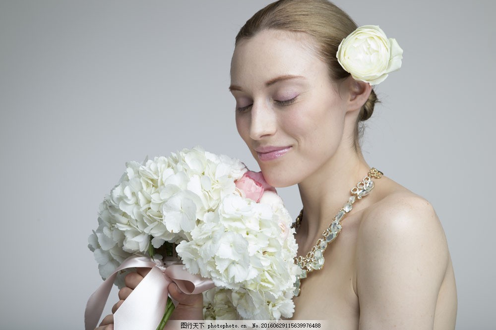 捧着花束的新娘图片 人物 高清素材 图行天下素材网